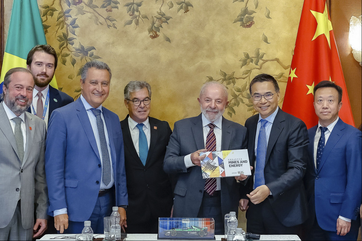 Presidente da República, Luiz Inácio Lula da Silva, durante audiência concedida ao Presidente da Envision, Lei Zhang.
Hotel St. Regis, Pequim - China.
Foto: Ricardo Stuckert / PR/Ricardo Stuckert / PR Presidente da República, Luiz Inácio Lula da Silva, durante audiência concedida ao Presidente da Envision, Lei Zhang.
Hotel St. Regis, Pequim - China.
Foto: Ricardo Stuckert / PR/Ricardo Stuckert / PR