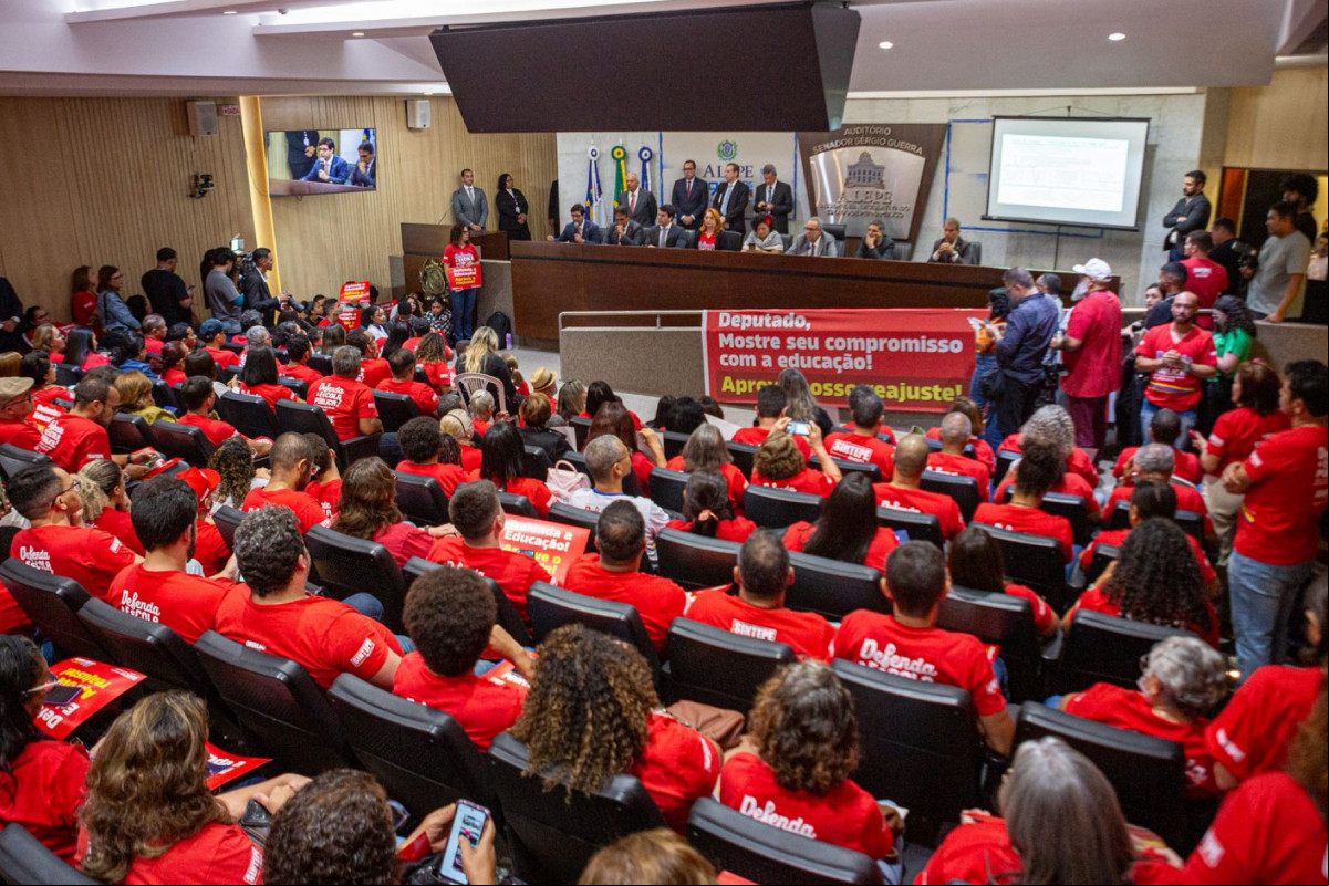 Professores da rede estadual de ensino foram até a Alepe cobrar a votação do projeto de lei que estabeleceu o reajuste salarial de 6,27% da categoria.