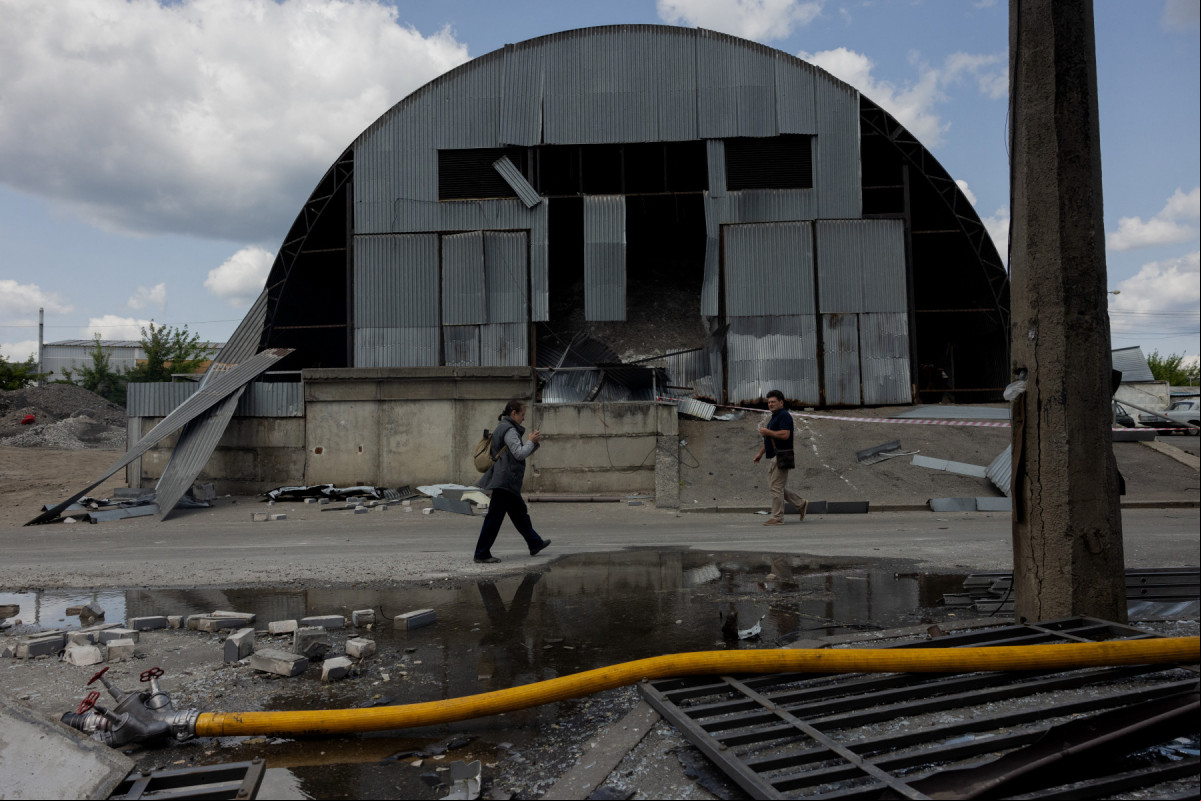 Pessoas am por um prédio danificado após ataques de drones russos à capital da Ucrânia, Kiev, em 10 de junho de 2025, em meio à invasão russa na Ucrânia. A Rússia lançou novos ataques de drones e mísseis contra a capital ucraniana, Kiev, e a cidade portuária de Odessa, matando pelo menos três pessoas e atingindo uma maternidade, disseram autoridades ucranianas. (Foto de Tetiana DZHAFAROVA / AFP) ( AFP) Pessoas am por um prédio danificado após ataques de drones russos à capital da Ucrânia, Kiev, em 10 de junho de 2025, em meio à invasão russa na Ucrânia. A Rússia lançou novos ataques de drones e mísseis contra a capital ucraniana, Kiev, e a cidade portuária de Odessa, matando pelo menos três pessoas e atingindo uma maternidade, disseram autoridades ucranianas. (Foto de Tetiana DZHAFAROVA / AFP)/ AFP
