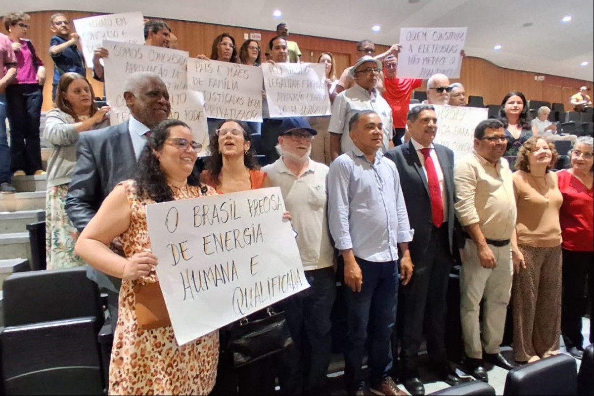 Concursados da Eletrobras desligados em demissão em massa protestaram na Alepe nesta quarta-feira (11) (Foto: Divulgação) Concursados da Eletrobras desligados em demissão em massa protestaram na Alepe nesta quarta-feira (11)/Foto: Divulgação