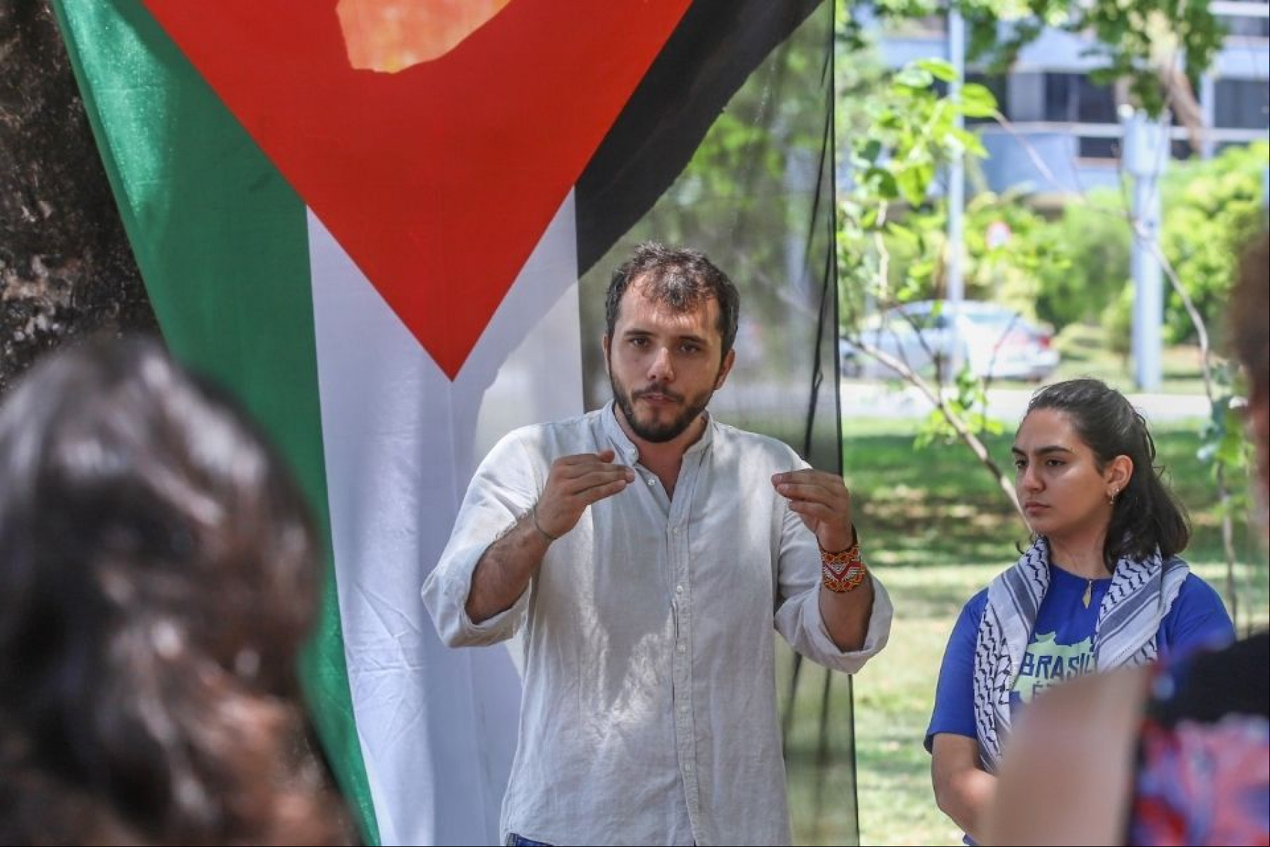 Thiago Ávila, durante aula pública Pró-Palestina, na asa norte em Brasília